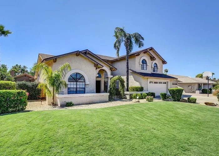 Upscale Scottsdale Retreat With Private Pool And Grill